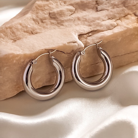 🔵𝟲𝟱%𝗢𝗙𝗙 𝗯𝘂𝗻𝗱𝗹𝗲𝘀 𝟯+🔵 NEW Classic Chunky Hoop Earrings - Picture 13 of 15